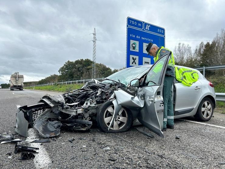 Colisión entre un coche e un camión na A-52 á altura de Allariz. GARDA CIVIL / Europa Press