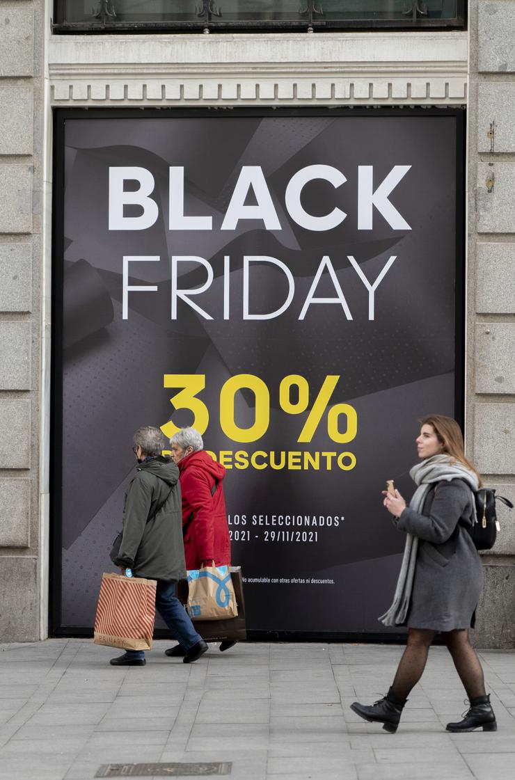 Un cartel publicitario anuncia rebaixas con motivo do Black Friday 