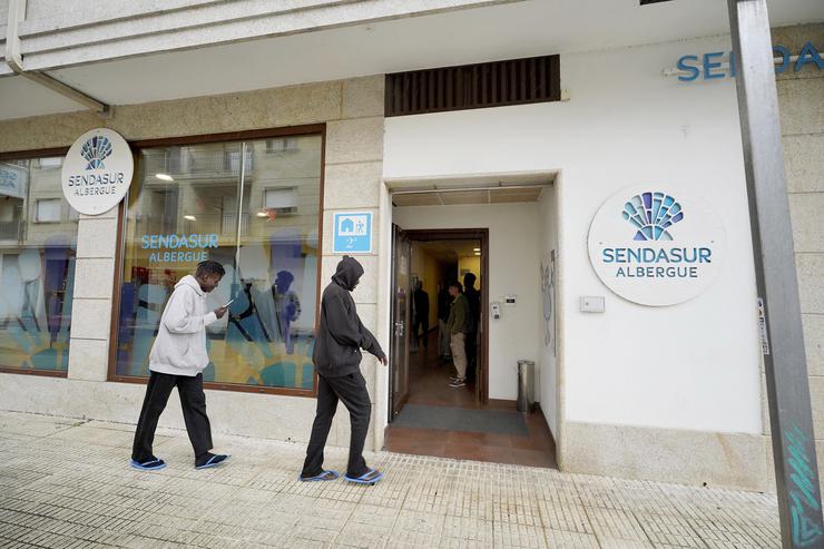 Varios inmigrantes desprazados desde Canarias no albergue Sendasur, no Porriño./Javier Vázquez 