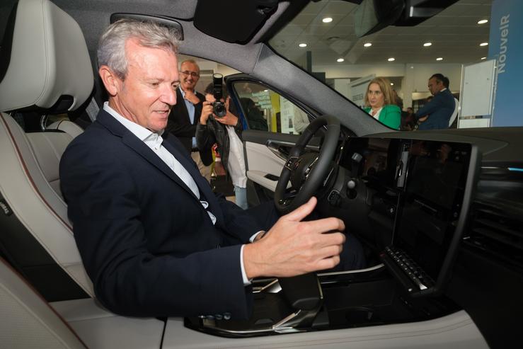 O presidente da Xunta, Alfonso Rueda, no concesionario Rodosa de Nigrán, a 3 de outubro de 2023, onde anunciou a rebaixa do 8 ao 3 % no imposto de transmisión de vehículos de segunda man.. DAVID CABEZON @ XUNTA 