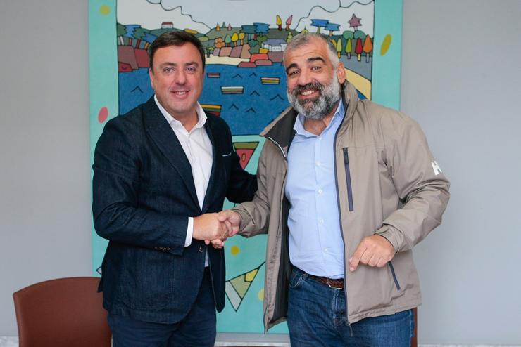 O presidente da Deputación da Coruña, Valentín González Formoso, e o alcalde de Oza-Cesuras, Pablo González Cacheiro, asinan un convenio para o financiamento das obras de pavimentación e mellora das estradas de acceso ao municipio. DEPUTACIÓN DA CORUÑA / Europa Press