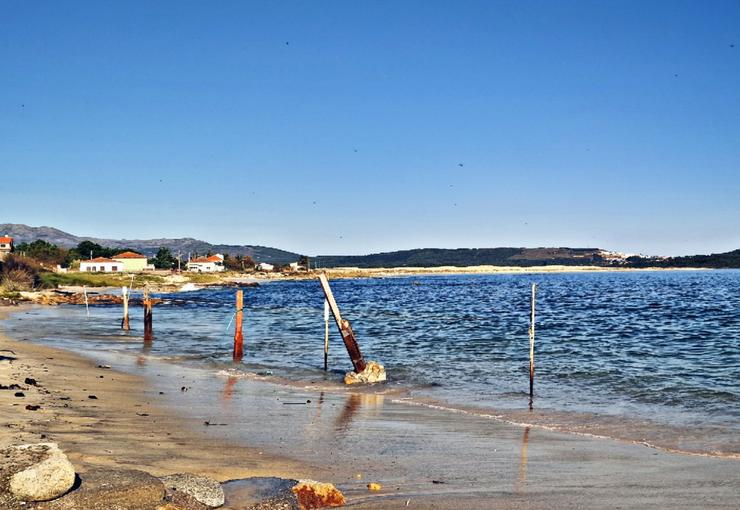 As mareas vivas chegaron ata os muros das vivendas de Corrubedo, a 30 de setembro de 2023 / GC