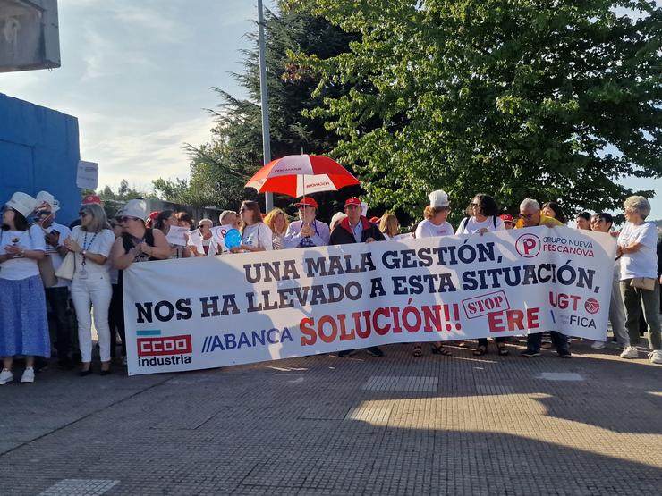 Concentración de traballadores de Pescanova, ás portas do Ifevi, con motivo de Conxemar, para protestar contra o ERE exposto pola empresa, que prevé 82 despedimentos. / Europa Press