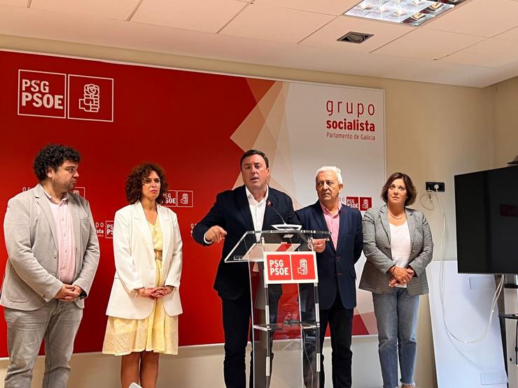 O secretrario xeral do PSdeG, Valentín González Formoso, en rolda de prensa xunto á dirección do grupo parlamentario / Europa Press