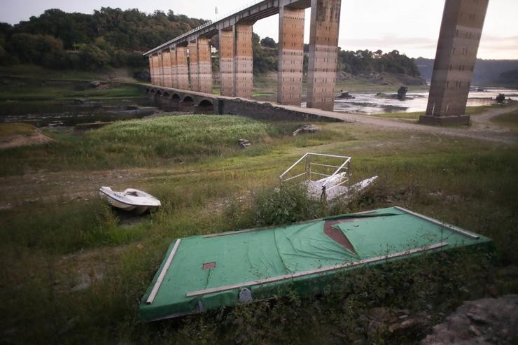 Varias barcas na canle seca tras o descenso das augas no Encoro de Belesar, a 6 de outubro de 2023, en Portomarin, Lugo, Galicia.. Carlos Castro - Europa Press 