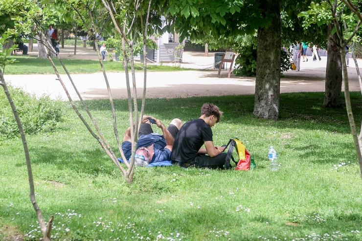 Varias persoas descansan nun parque nun día de sol, calor e altas temperaturas / Europa Press