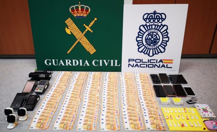 Efectos incautados que evidencian os delitos investigados, entre eles 700mil euros.. GARDA CIVIL E POLICÍA NACIONAL / Europa Press