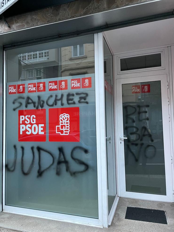 Aparecen pintadas na sede socialista de Vimianzo (A Coruña), un acto 'inadmisible' que o PSOE condena. PSOE 