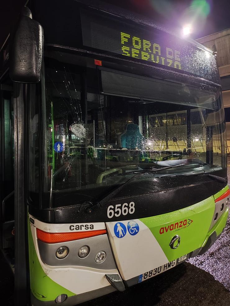 Imaxe dun bus urbano de Vigo tras ser atacado cunha pedra./ VITRASA / Europa Press