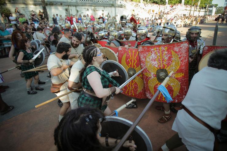 Arquivo - Varias persoas caracterizadas durante a batalla final entre Castrexos e romanos para pechar Arde Lucus, a 25 de xuño de 2023, en Lugo, Galicia.. Carlos Castro - Europa Press - Arquivo / Europa Press