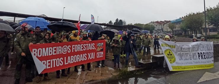 Bombeiros forestais concéntranse ante a Xunta / Europa Press