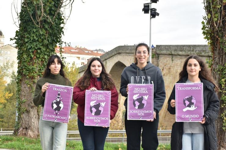 Mulleres cos carteis da campaña na súa presentación 