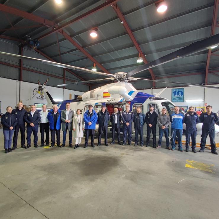 Alfonso Villares, durante a súa visita á base do helicóptero Pesca II de Gardacostas de Galicia. /XUNTA DE GALICIA / Europa Press