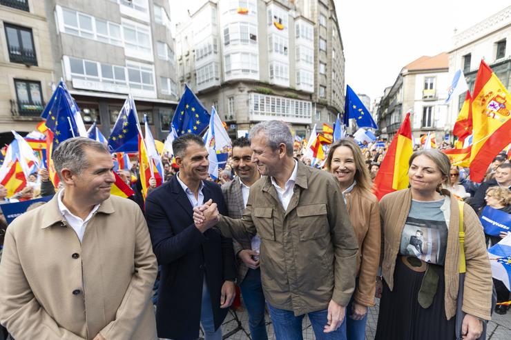 O presidente da Xunta de Galicia, Alfonso Rueda (c), e o presidente do PP de Pontevedra, Rafael Domínguez (2i), interveñen durante unha manifestación contra a amnistía, a 12 de novembro de 2023, en Pontevedra / Beatriz Ciscar - Arquivo