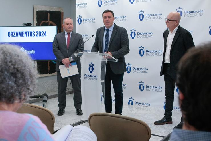 O presidente da Deputación da Coruña, Valentín González Formoso, e o vicepresidente Xosé Regueira, presentan o orzamento de 2024 xunto ao deputado provincial José Ramón Rioboo. DEPUTACIÓN DA CORUÑA / Europa Press