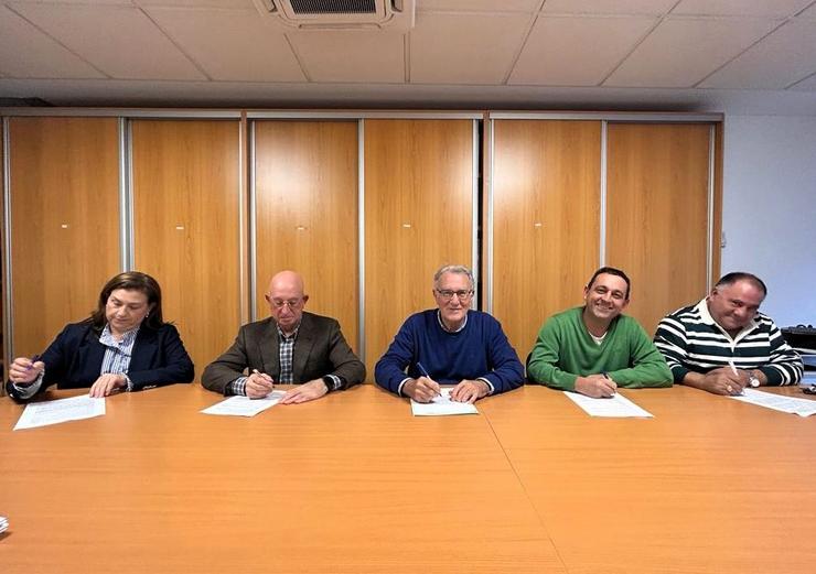 Firma do acordo entre Irosa Samaca e os comuneiros.. CONCELLO DE Ou BARCO / Europa Press
