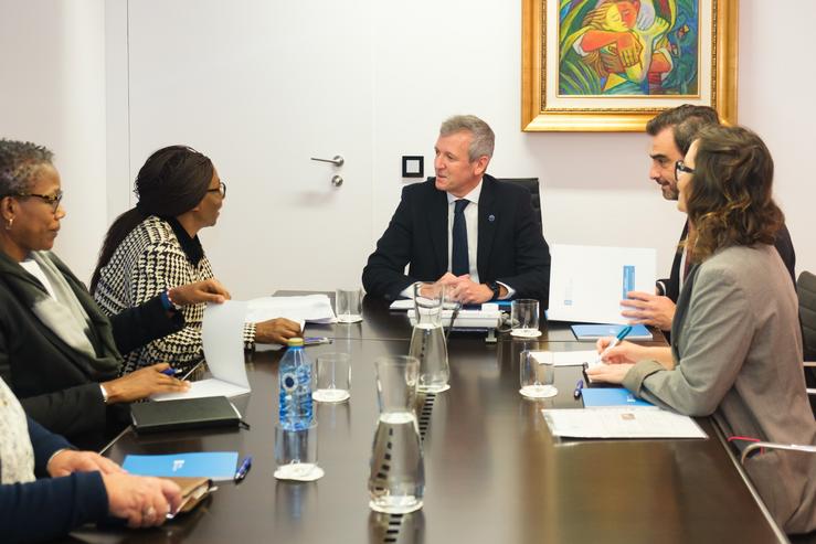 A embaixadora de Sudáfrica en España, Sankie D. Mthembi-Mahanyele, reuniuse este xoves co presidente da Xunta, Alfonso Rueda, en Santiago de Compostela 
