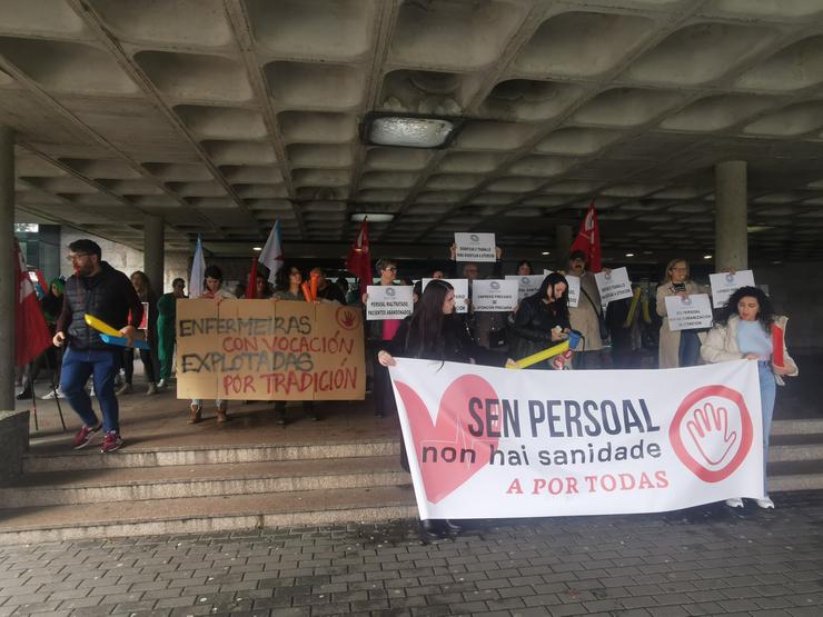 Protesta de enfermeiros na porta do Hospital Clínico de Santiago, convocada polo colectivo A Por Todas / Europa Press