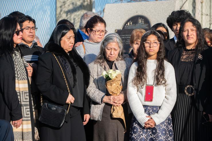 Arquivo - Familiares dos mariñeiros no acto do descubrimento dunha placa no Paseo Marítimo Alcalde Blanco cos nomes dos falecidos no naufraxio da Vila de Pitanxo hai un ano,  a 17 de febreiro de 2023, en Marín, Pontevedra, Galici. Gustavo da Paz - Europa Press - Arquivo