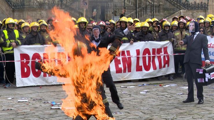Protesta de bombeiros comarcais queimándose ao bonzo en Santiago / E.P. / Europa Press