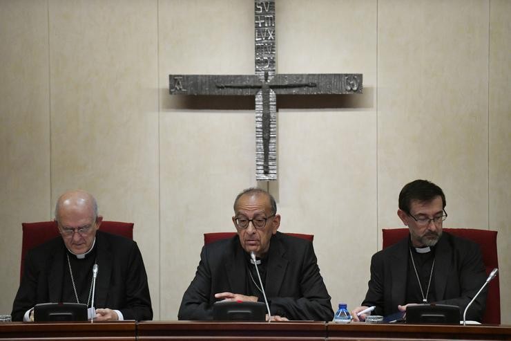  Carlos Osoro, Juan José Omella e José Cobo./ Fernando Sánchez - Europa Press 