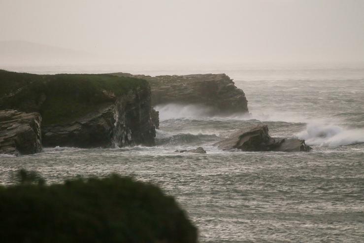 Ondas e vento na costa da Mariña este mércores/ CARLOS CASTRO