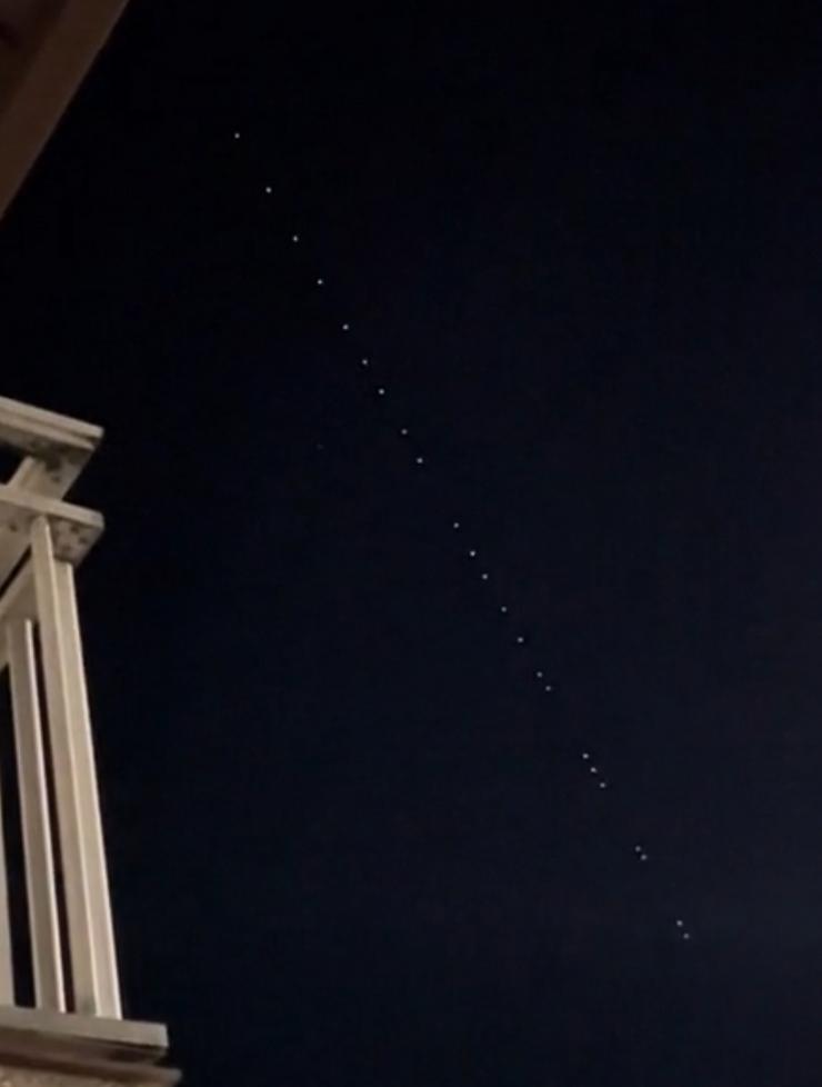 Imaxe dos satélites de Starlink cruzando o ceo galego captada polo usuario de Tik Tok @vvictor00 esta noite de luns / @vvictor00