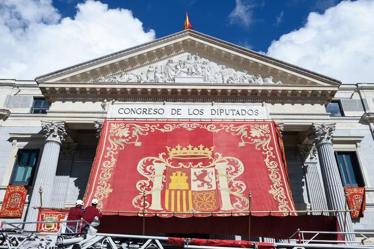 Colocación do baldaquino, o dosel de gala que se utiliza cando os Reis visitan o Congreso dos Deputados 