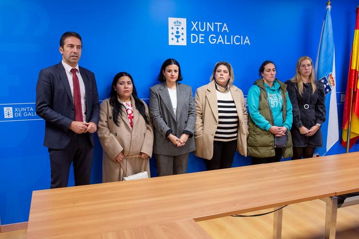 O conselleiro do Mar, Alfonso Villares, con familiares das vítimas do naufraxio do pesqueiro Villa de Pitanxo 