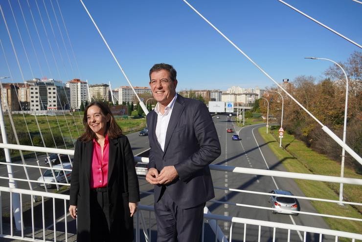 O candidato socialista á presidencia da Xunta, José Ramón Gómez Besteiro, e a alcaldesa da Coruña, Inés Rey, na pasarela de Matogrande, na avenida de Alfonso Molina / PSDEG