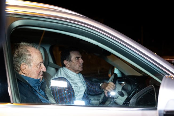 O Rei Emérito Juan Carlos chega á casa de Pedro Campos, a 20 de novembro de 2023, en Sanxenxo, Pontevedra, Galicia (España).. Elena Fernández - Europa Press / Europa Press