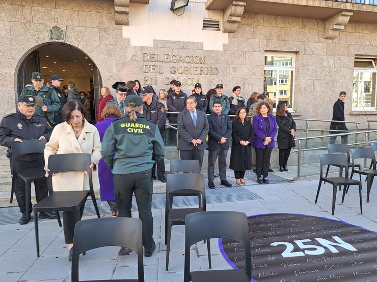 Acto ante a Delegación do Goberno en Galicia coa colocación de cadeiras baleiras en recordo ás vítimas de violencia machista. DELEGACIÓN DO GOBERNO EN GALICIA 