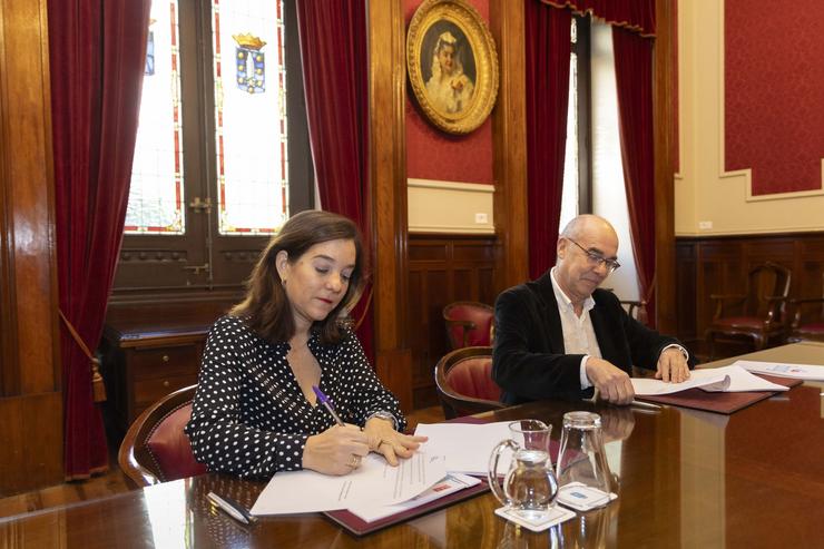 A alcaldesa da Coruña, Inés Rei, e o portavoz municipal do BNG, Francisco Jorquera, asinan o acordo de orzamentos. ANDY PÉREZ / Europa Press