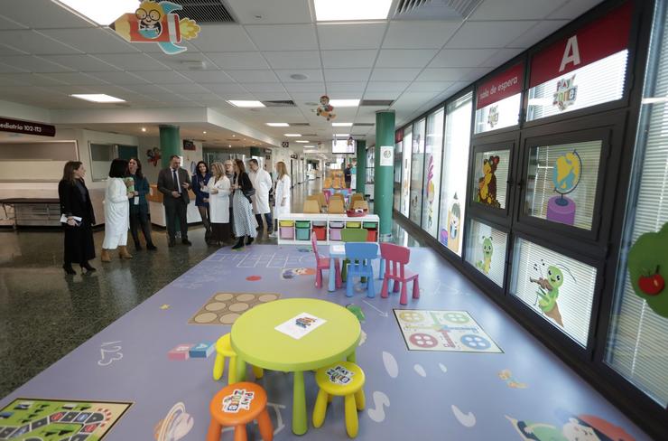 O conselleiro de Sanidade, Xullo García Comesaña, visita a renovada planta de Pediatría do Hospital Clínico de Santiago de Compostela.. CHUS 