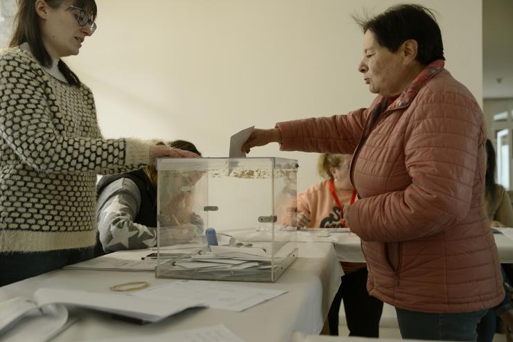 Unha muller exerce o seu dereito a voto, a 26 de novembro de 2023, en Castro Caldelas, Ourense 