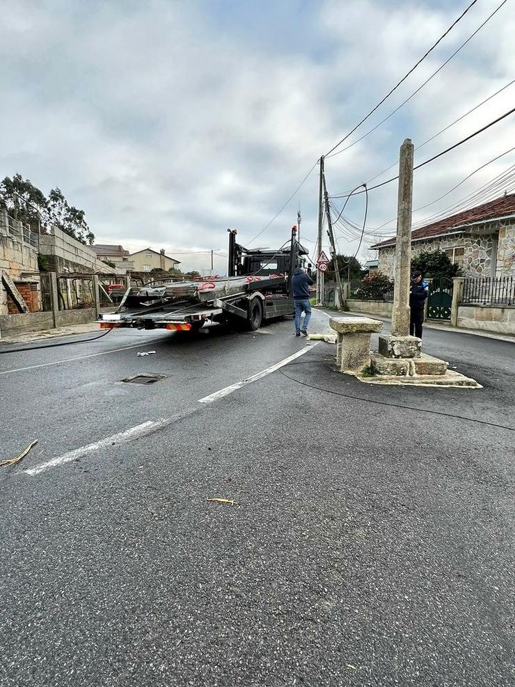 Un camión tomba dous postes do tendido eléctrico e dana outros tantos e un Cruceiro en Cambados (Pontevedra). EMERXENCIAS CAMBADOS / Europa Press