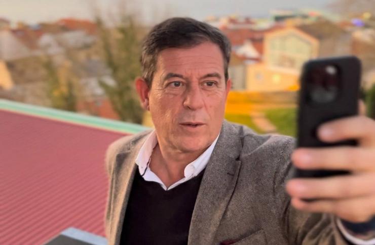 O candidato do PSdeG á Presidencia da Xunta, José Ramón Gómez Besteiro, presenta unha canle de difusión de whatsapp. PSDEG / Europa Press