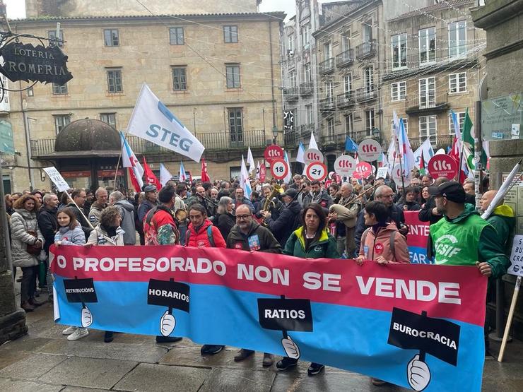 Inicio da manifestación de profesorado convocada polos sindicatos CIG, STEG e CSIF. Praza de Cervantes. Santiago de Compostela. / Europa Press