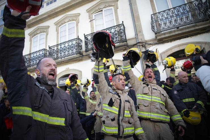 Decenas de bombeiros dos parques comarcais de Galicia/ Carlos Castro