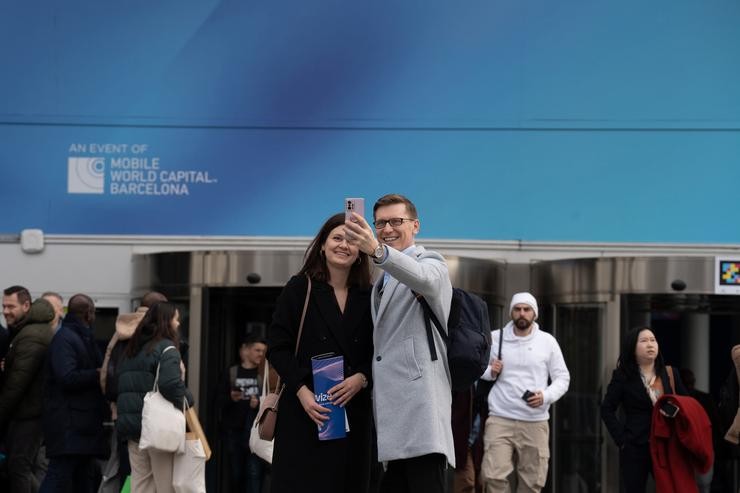 Arquivo - Dúas persoas fotográfanse por fóra das inmediacións de Fira de Barcelona do MWC 2023, a 2 de marzo de 2023, en Barcelona, Catalunya (España).. David Zorrakino - Europa Press - Arquivo / Europa Press