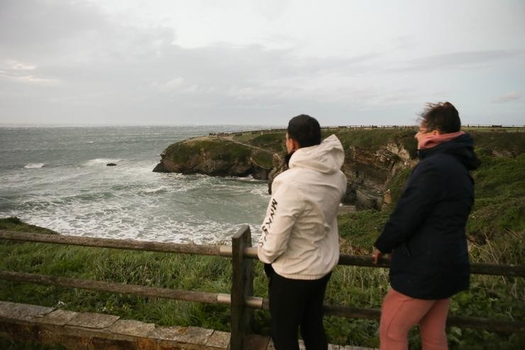 Dúas persoas observan a ondada durante a entrada da borrasca Ciarán, en Rinlo7. Carlos Castro