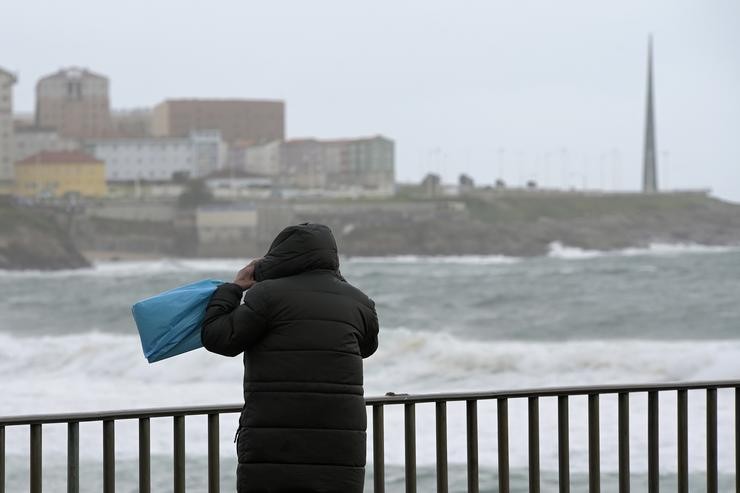 Unha persoa observa a ondada na Coruña./M. Dylan 