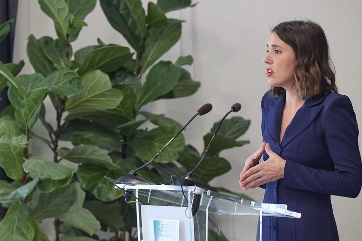 A ministra de Igualdade en funcións, Irene Montero, intervén durante a inauguración das xornadas sobre corresponsabilidade e coidados, no Círculo de Belas Artes, a 30 de outubro de 2023, en Madrid 