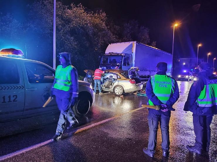 Colisión dun turismo contra un camión estacionado en Viveiro./ GARDA CIVIL / Europa Press