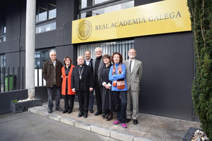 O arcebispo de Santiago de Compostela,  Francisco José Prieto, visita a sede provisional da RAG / RAG