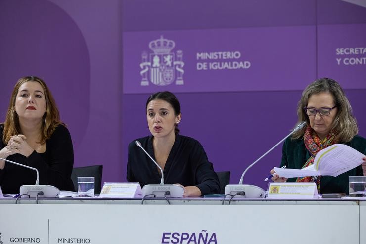 (I-D) A secretaria de Estado de Igualdade e contra a Violencia de Xénero en funcións, Ángela Rodríguez 