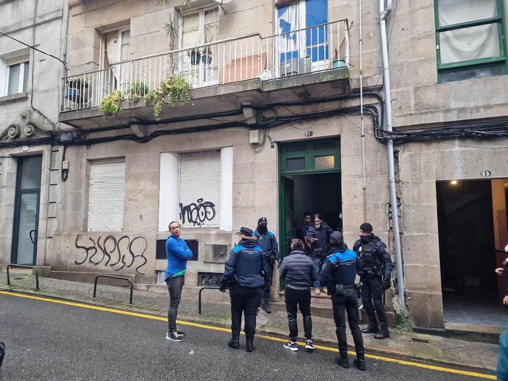 Localizado un cadáver no número 13 da rúa Fisterra de Vigo, momentos antes de que se realice o desaloxo forzoso do edificio, que presenta deficiencias na instalación eléctrica. / Europa Press