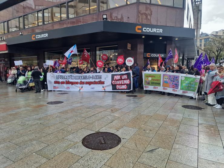 Imaxe de educadoras infantís na manifestación de Vigo 