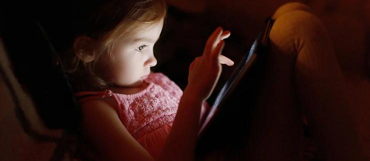 Nena usando unha tablet / Arquivo