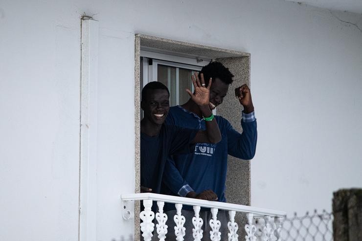 Dous migrantes procedentes de Canarias nunha das terrazas do hotel Baixamar./ Elena Fernández - Europa Press